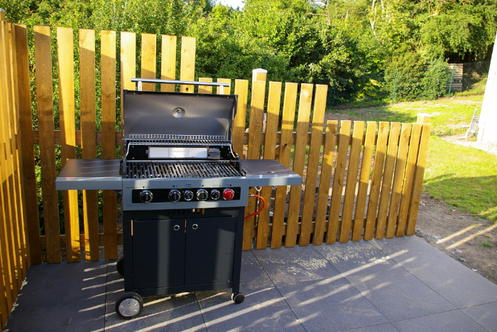 Grill auf der Au&szlig;enterrasse der Ferienwohnung am Steigerwaldrand